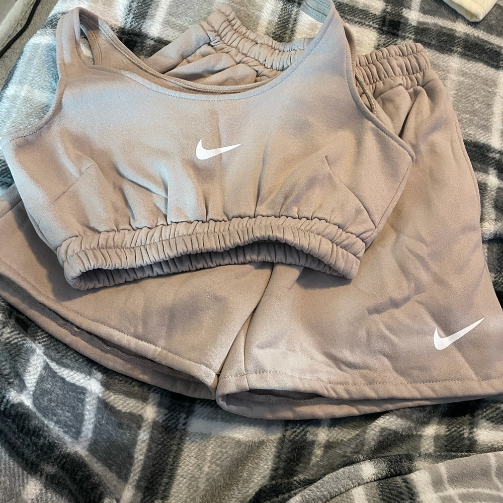 2 for 1 Nikes sports bra and matching shorts! NEW.
